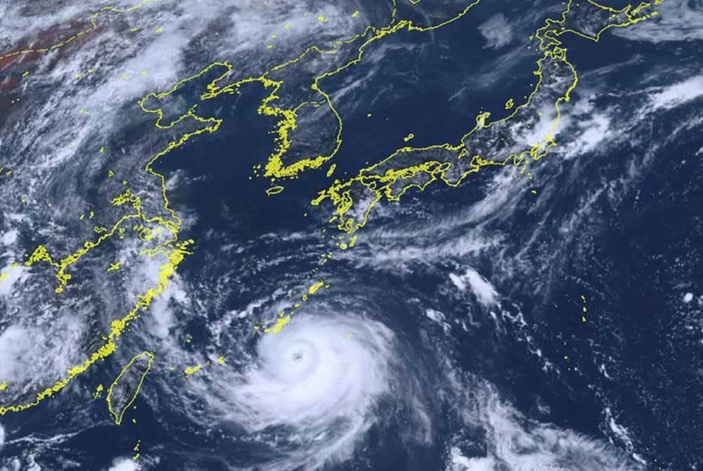 Imej yang menunjukkan Taufan Khanun bergerak ke utara menuju Okinawa, barat daya Jepun, pada Selasa Foto: Institut Teknologi Maklumat dan Komunikasi Negara/AP