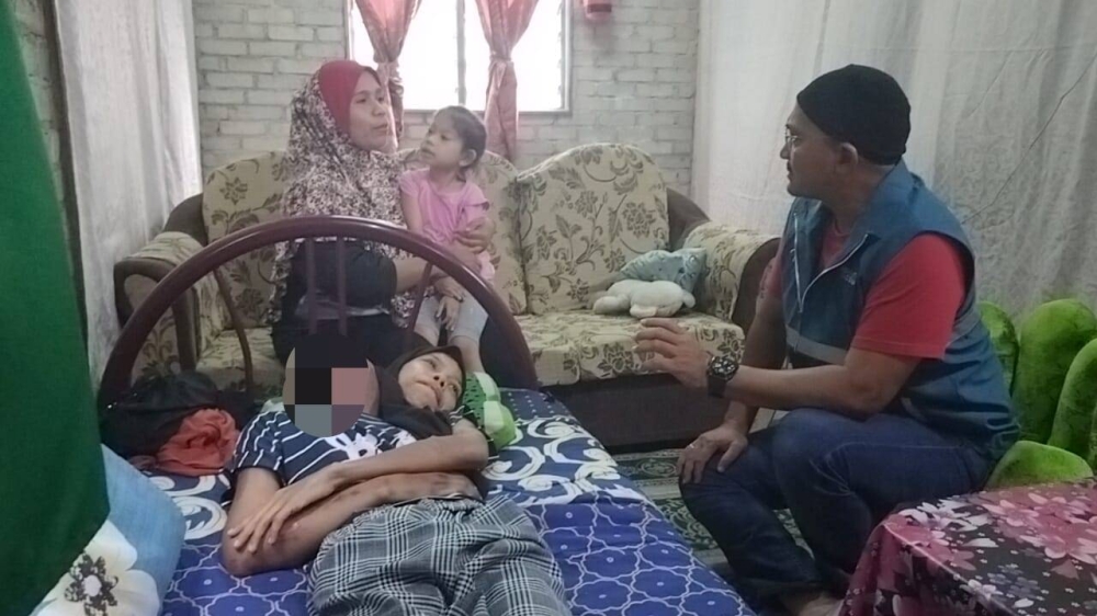 Calon Perikatan Nasional (PN) Kubang Rotan, Datuk Salleh Saidin (kanan) melawat Nur Aifa di Taman Kota Nelayan, Kuala Kedah, di sini.