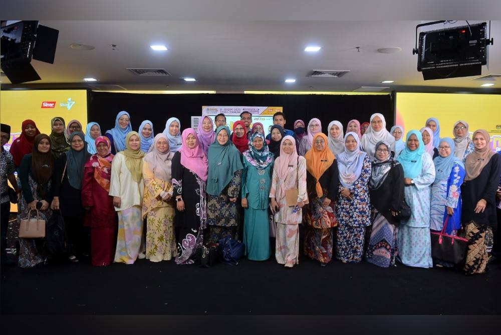 Para guru bergambar ketika menghadiri Majlis Pra Pelancaran Karnival Pendidikan Sinar Bestari di Kumpulan Karangkraf, Shah Alam pada Khamis.