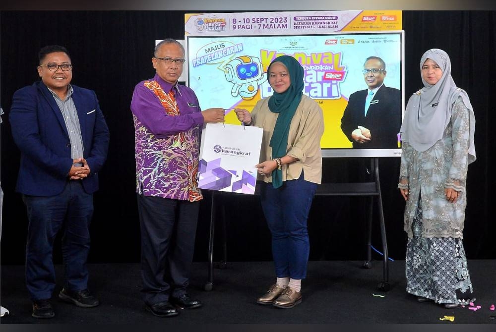 Dr Jafri Abu (dua dari kanan) bersama Farah (dua dari kiri) ketika hadir Majlis Pra Pelancaran Karnival Pendidikan Sinar Bestari di Kumpulan Karangkraf, Shah Alam pada Khamis.