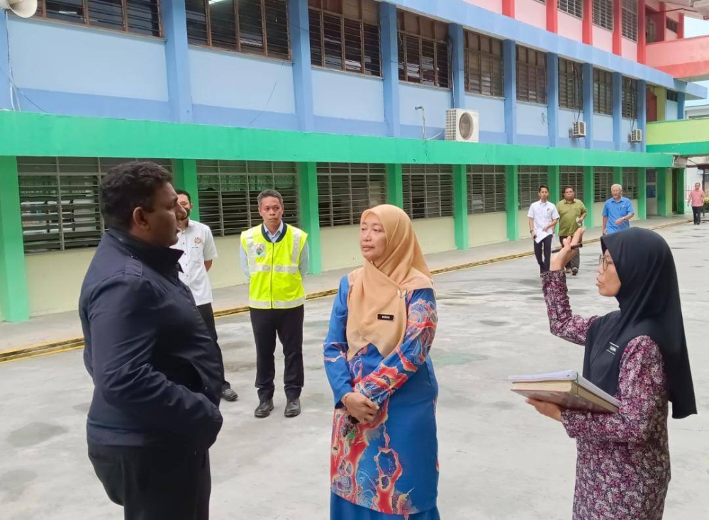 Raven bertemu dengan guru besar dan pihak pengurusan SK Ulu Tiram, Johor Bahru pada Khamis