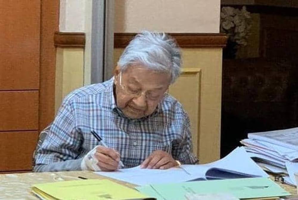 Dr Mahathir turut meneliti beberapa fail.