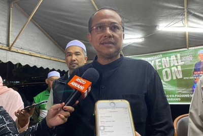 Samsuri ketika ditemui pemberita di Padang Mengkuang, Pengkalan Berangan pada malam Rabu.