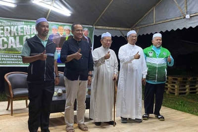 Samsuri (dua dari kanan) bergambar bersama calon DUN di kawasan Marang pada malam Rabu