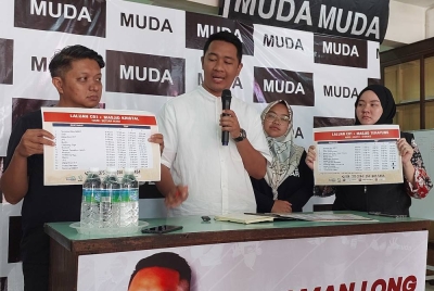 Luqman (tengah) ketika sidang media di Bilik Gerakan Utama Muda DUN Bandar, Kuala Terengganu pada Khamis.