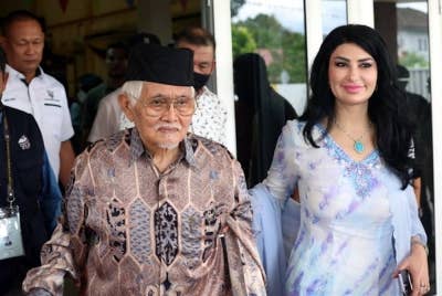 Yang Dipertua Negeri Tun Abdul Taib Mahmud bersama isteri Toh Puan Ragad Kurdi Taib. - Foto fail Bernama