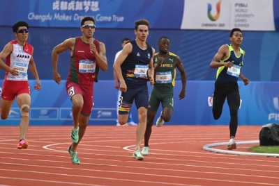 Umar (kanan) ketika beraksi dalam saingan final 400m Universiade di Chengdu, China pada Khamis.