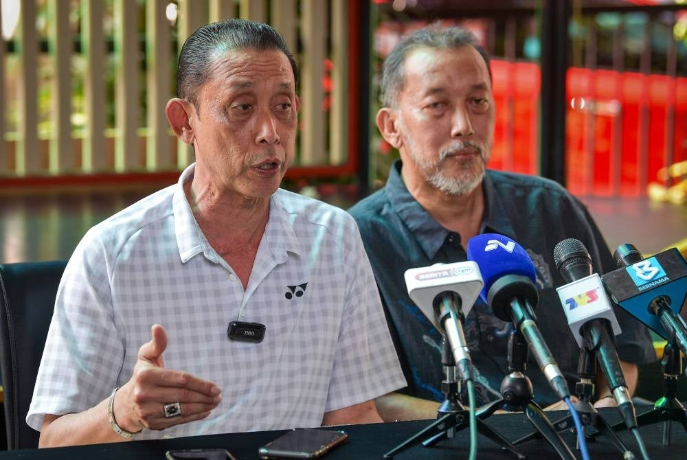 Misbun (kiri) ketika mengadakan sidang akhbar khas di Kuala Lumpur pada Isnin lalu.