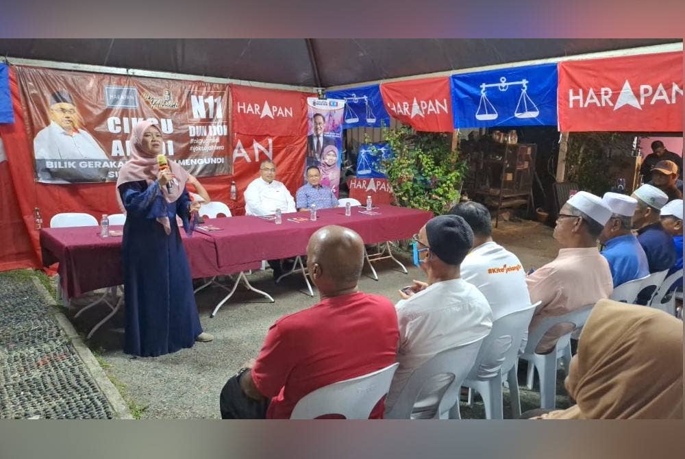 Fadhlina berucap pada Program Ceramah Kelompok PH dan BN di Kampung Harmoni Ijok, Kuala Selangor pada malam Khamis.