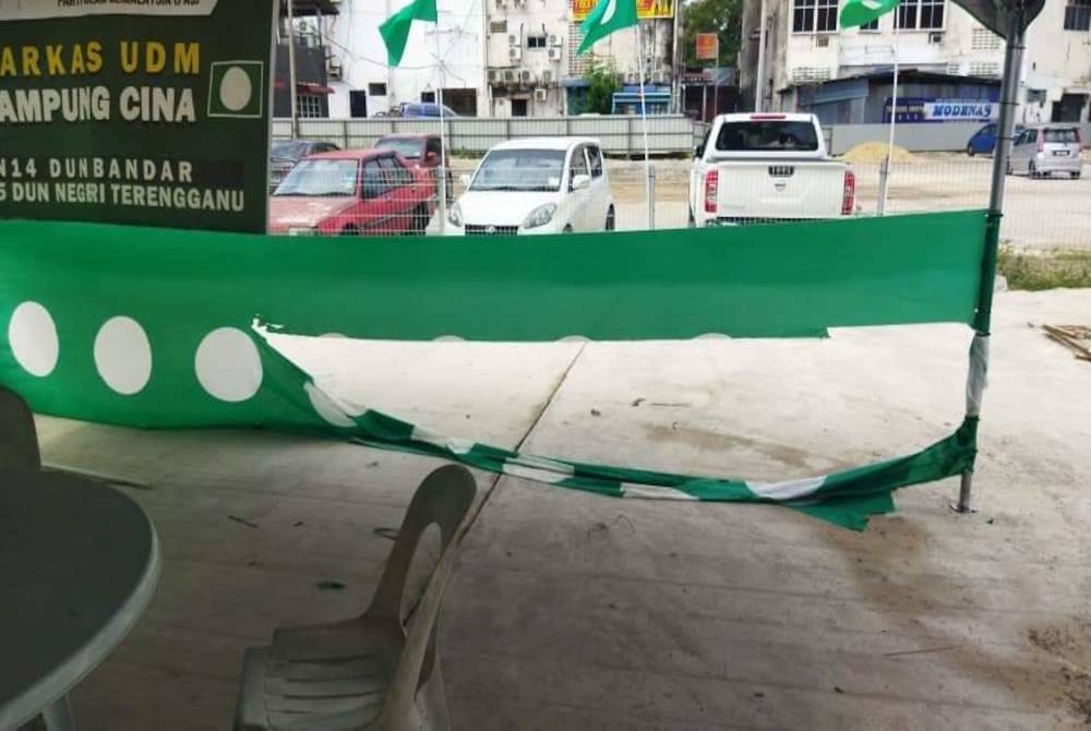 Antara kerosakan yang dilaporkan berlaku di markas Dewan Himpunan Penyokong Pas (DHPP) Dewan Undangan Negeri (DUN) Bandar di Kampung Cina, Kuala Terengganu.