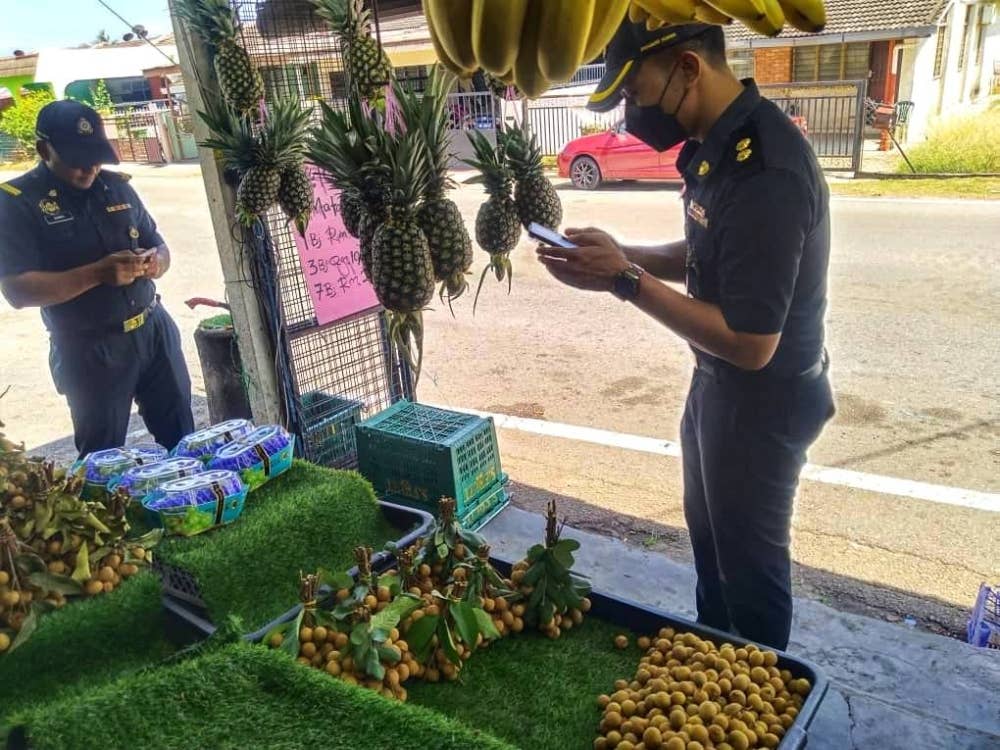 Anggota penguat kuasa menjalankan pemeriksaan terhadap gerai buah-buahan sekitar daerah Temerloh. - Foto KPDN Temerloh