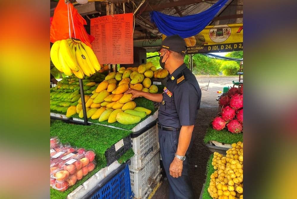 Sebanyak tujuh notis amaran dikeluarkan terhadap peniaga buah sekitar Temerloh. - Foto KPDN Temerloh