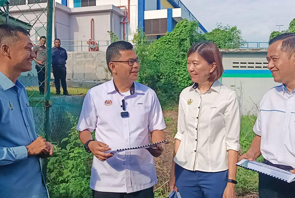 Akmal Nasrullah (dua dari kiri) mendengar penerangan berkaitan loji rawatan kumbahan Taman Mayang Fasa 2, Kuala Kangsar yang belum mendapat sokongan dan perakuan Indah Water Konsortiun (IWK).