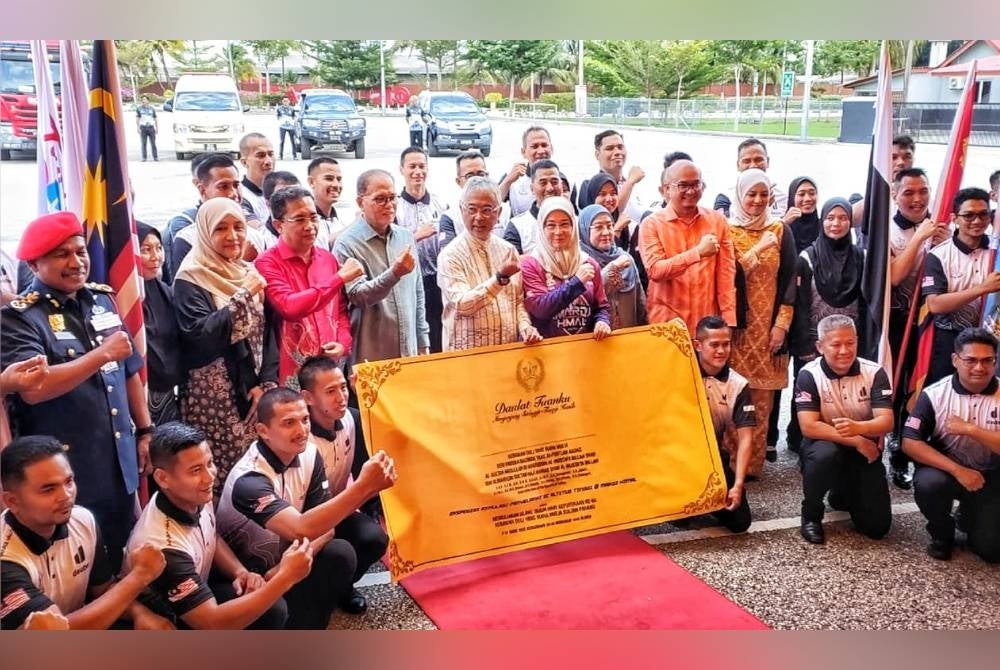 Al-Sultan Abdullah diiringi Tunku Azizah berkenan merakamkan gambar bersama peserta Ekspedisi Simulasi Menyelamat di Altitud Tinggi @ Mardi Himal sempena memuliakan Ulang Tahun Hari Keputeraan KDYMM Sultan Pahang di MBK pada Jumaat.