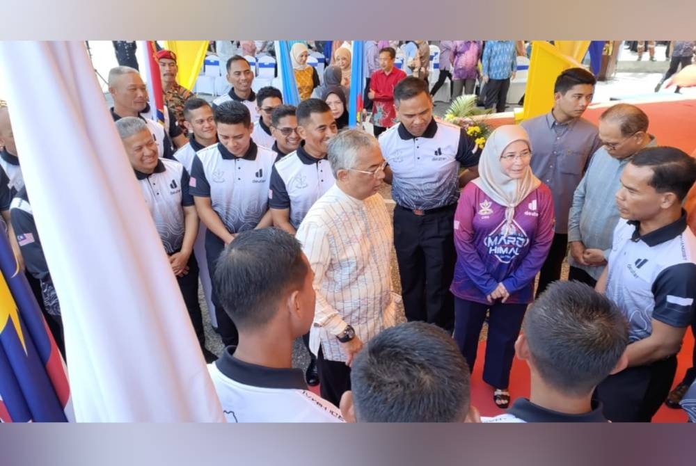 Al-Sultan Abdullah diiringi Tunku Azizah berkenan beramah mesra dengan peserta Ekspedisi Simulasi Menyelamat di Altitud Tinggi @ Mardi Himal sempena memuliakan Ulang Tahun Hari Keputeraan KDYMM Sultan Pahang di MBK pada Jumaat.