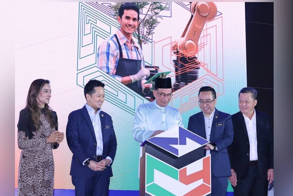 Anwar (tengah) merasmikan Majlis Sidang Kemuncak Tahunan Pengkomersialan Malaysia 2023 di Connexion hari ini. - Foto Bernama