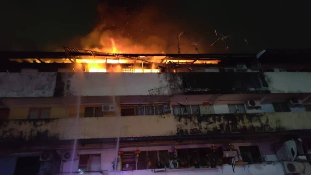 Keadaan flat ketika terbakar. Foto Ihsan JBPM