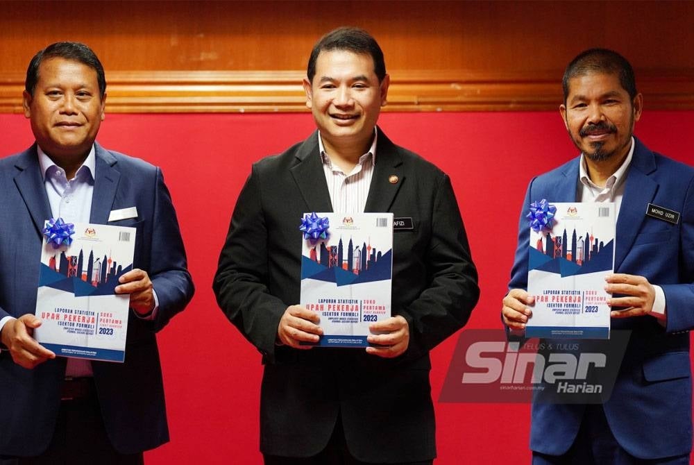 Rafizi (tengah) bersama Ketua Perangkawan Malaysia, Datuk Seri Dr Mohd Uzir Mahidin (kanan) dan Ketua Setiausaha Kementerian Ekonomi, Datuk Nor Azmie Diron (kiri) melancarkan Laporan Statistik Upah Pekerja (Sektor Formal) Suku Tahun Pertama 2023. - Foto SINAR HARIAN/ROSLI TALIB