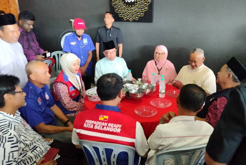 Erni Afrishah (duduk, tiga dari kiri) dan Mariam (duduk, tiga dari kanan) bersama Perdana Menteri.