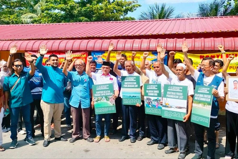 Zakaria (tiga dari kanan) bersama komuniti nelayan mengemukakan lima tuntutan daripada calon-calon PRN Pulau Pinang