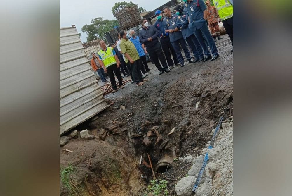 Raven (tengah) melakukan pemeriksaan di sebuah kilang memproses minyak sawit enapcemar di Kampung Sungai Redan, Ulu Tiram, Johor Bahru pada Khamis.