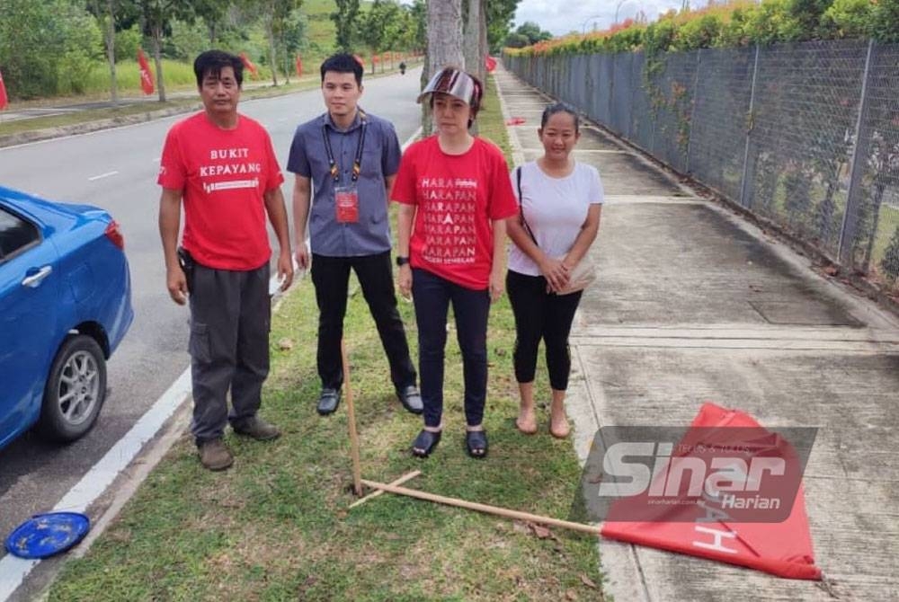 Nicole (dua, kanan) ke lokasi selepas menerima laporan dan mendapati 19 kayu bendera telah dipatahkan.