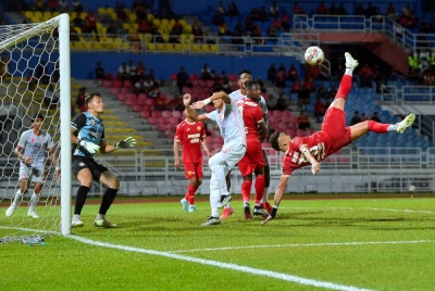 Pemain Selangor FC Ayron Del Valle (kanan) melakukan sepakan 'gunting' untuk menjaringkan gol ketika bertemu PDRM FC pada saingan Piala Malaysia 2023 di Stadium Bola Sepak MBPJ pada Khamis. - Foto Bernama