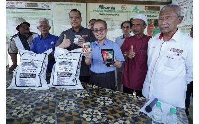 Ahli Jemaah Pengarah NAFAS, Datuk Aimi Jusoh (tiga dari kiri) dan Pengerusi MARDI, Dr Azman Ismail (empat dari kiri) menunjukkan baja serta input pertanian lain sebagai penggalak tambahan bagi projek PTPB di Kampung Nam Dam, Pendang.