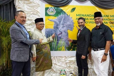 Rumaizi (dua dari kiri) yakin pembinaan taman tema dinosaur bakal jadi tarikan baharu pengunjung ke Perak bermula tahun depan. - Foto: MBI