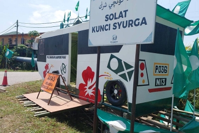 Replika bas dua alam di sekitar Wakaf Mempelam mencuri tumpuan umum sepanjang PRN kali ini.