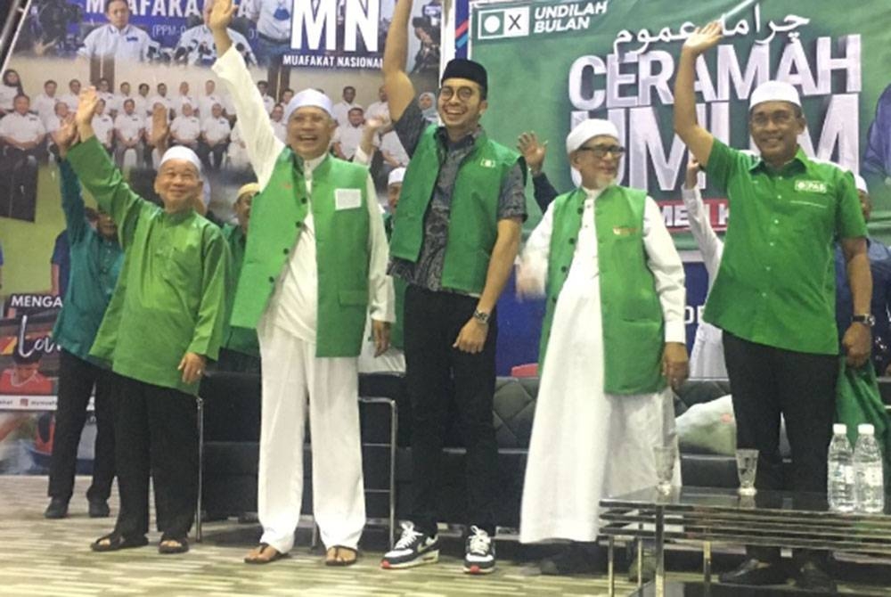 Azami (kiri) ketika menghadiri ceramah umum Parlimen Ketereh pada Jumaat