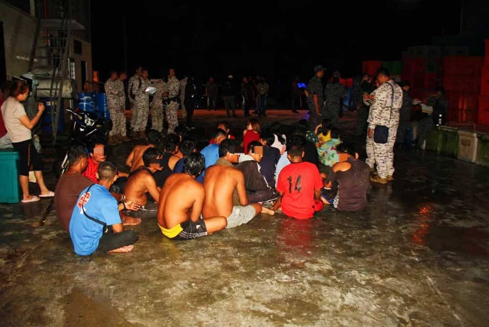 Seramai 59 warga asing ditahan atas pelbagai kesalahan Imigresen termasuk tidak memiliki dokumen pengenalan diri, manakala dua lagi diserahkan kepada Maritim. - Foto Jabatan Imigresen Perak