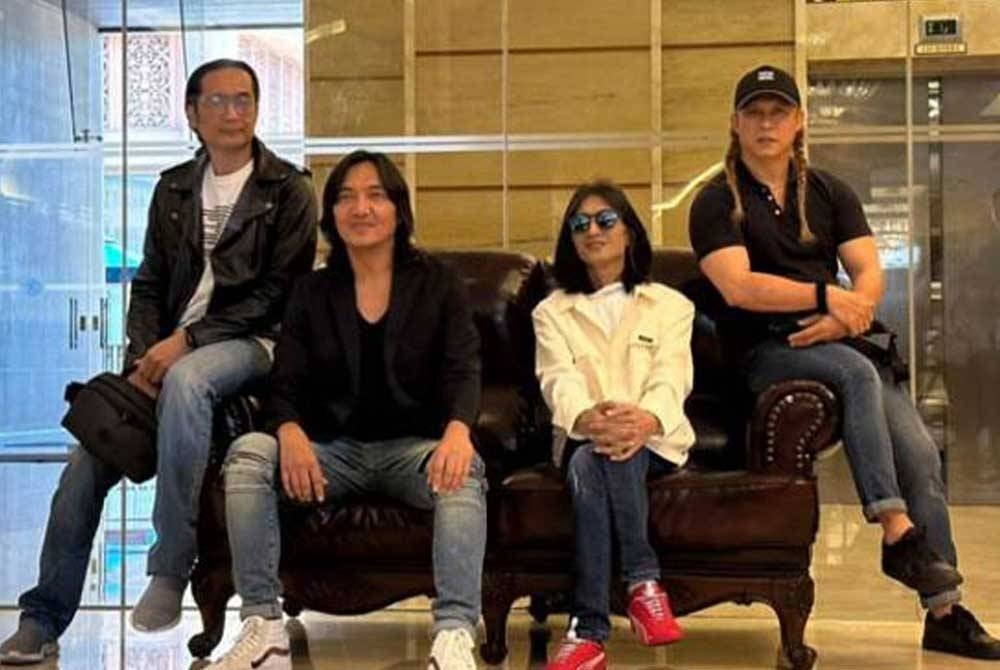 Zamani kerap berlatih vokal di rumah antaranya menggunakan aplikasi Smule. - Foto Naki Zamani.