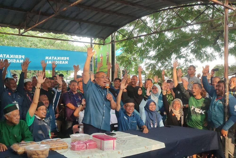 Muhammad Sanusi Md Nor (tengah) ketika berucap pada Sembang Santai di Unit Daerah Mengundi (UDM) Taman Sri Kota pada petang Jumaat.