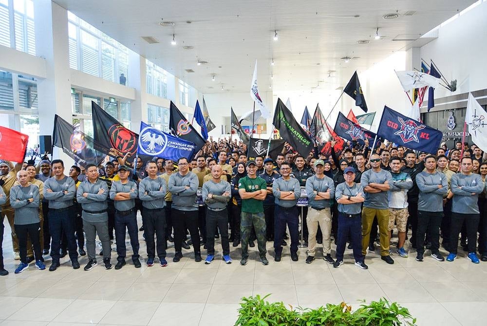 Mohd Shuhaily (tengah) bergambar bersama peserta KL Cops Urbanathlon 2023 di IPK Kuala Lumpur pada Sabtu.