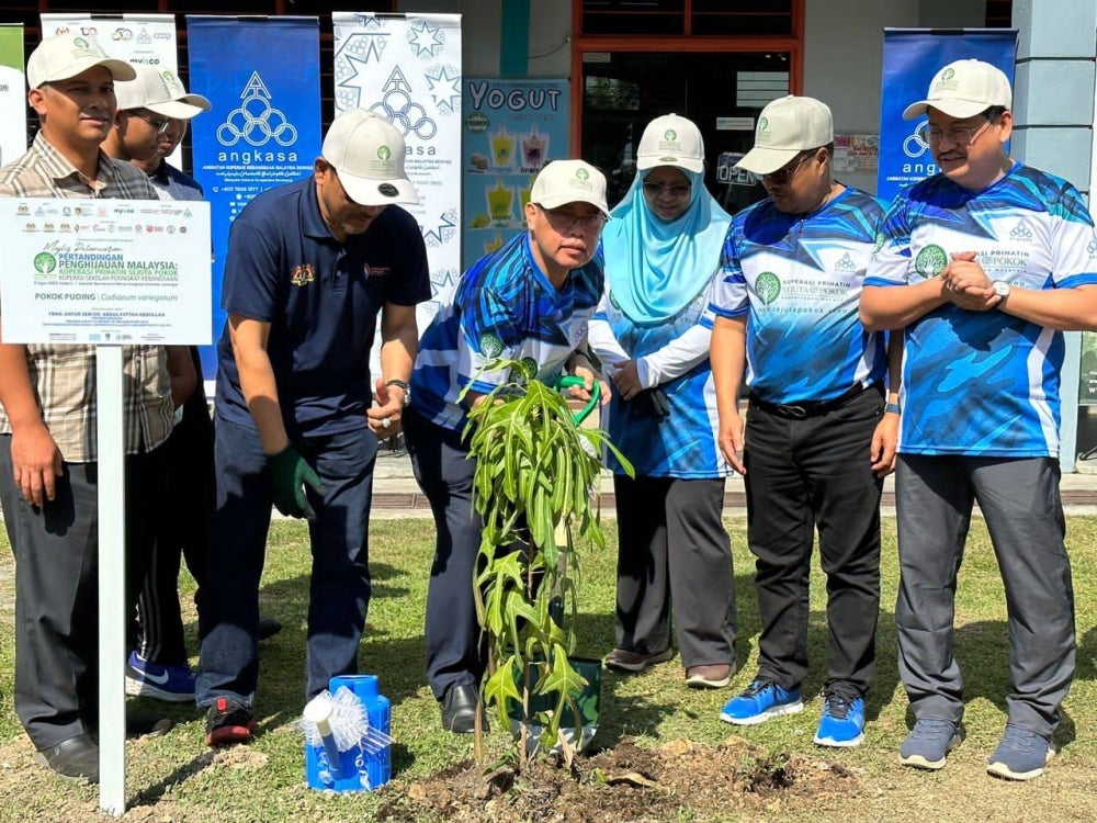 Abdul Fatah menanam pokok simbolik kepada pelancaran 'Pertandingan Penghijauan Malaysia: Koperasi Prihatin Sejuta Pokok Koperasi Sekolah Peringkat Kebangsaan' di Gombak pada Sabtu.