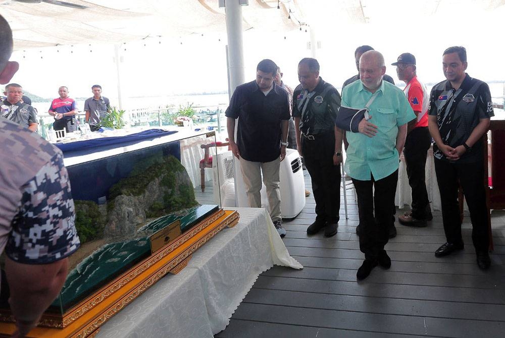 Sultan Ibrahim menyaksikan replika yang dipamerkan ketika singgah di Kampung Stay, Teluk Buih dekat sini pada Sabtu. - Foto: Kelab Media Johor