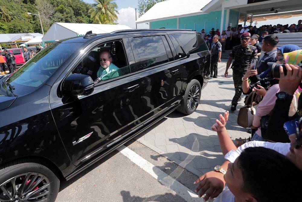 Keberangkatan tiba Sultan Ibrahim disambut meriah ketika singgah ke destinasi terakhir pada hari pertama KMJ 2023 di Kampung Stay, Teluk Buih pada Sabtu. - Foto: Kelab Media Johor