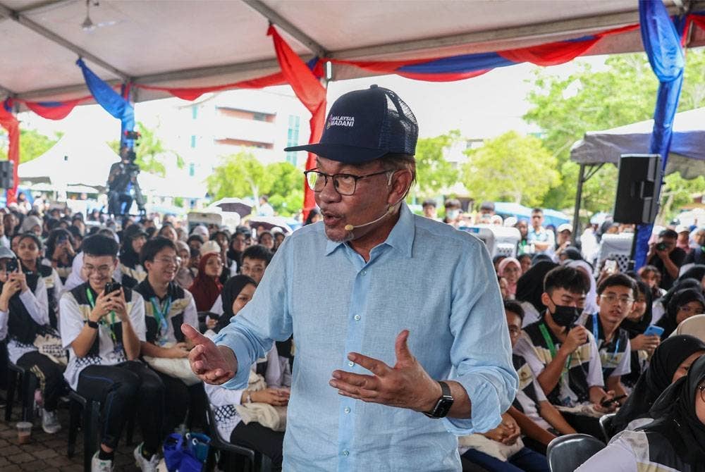 Anwar bercakap pada Program Temu Anwar Bicara Pendidikan di Kolej Matrikulasi Pulau Pinang, pada Sabtu. - Foto Bernama