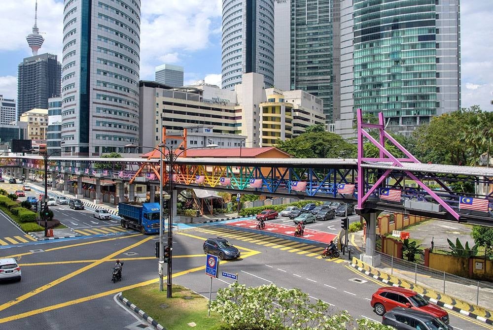 Jalur Gemilang dipasang di jejantas pejalan kaki sekitar pusat bandar raya bagi menyemarakkan semangat patriotik ketika tinjauan foto Bernama sempena bulan Kebangsaan pada Sabtu. - Foto Bernama