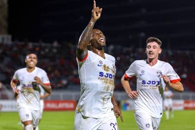 Pemain Johor Darul Ta'zim Heberty Fernandes De Andrade (tengah) meraikan garingan gol ketiga bersama rakan sepasukan semasa menentang Kelantan FC dalam aksi perlawanan Liga Super di Stadium Sultan Muhammad Ke-IV di sini malam ini. - Foto Bernama