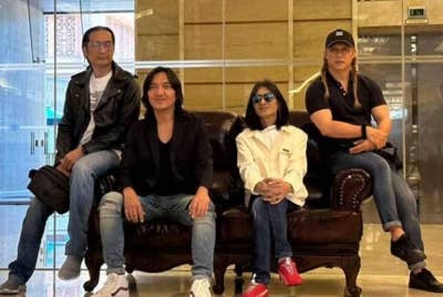 Zamani kerap berlatih vokal di rumah antaranya menggunakan aplikasi Smule. - Foto Naki Zamani.