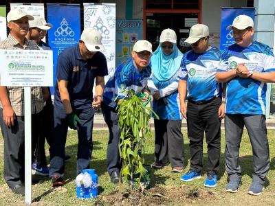Abdul Fatah menanam pokok simbolik kepada pelancaran 'Pertandingan Penghijauan Malaysia: Koperasi Prihatin Sejuta Pokok Koperasi Sekolah Peringkat Kebangsaan' di Gombak pada Sabtu. 
