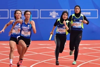 Aksi kuartet 4x100m wanita negara (kanan) semasa peringkat saringan acara tersebut di Universiade Chengdu pada Sabtu.