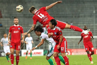Terjahan pemain Sabah, Gabriel Schmegel ke atas tonggak Kuching City, Jimmy Raymod pada saingan pusingan 16 Piala Malaysia di Stadium Negeri pada Sabtu.