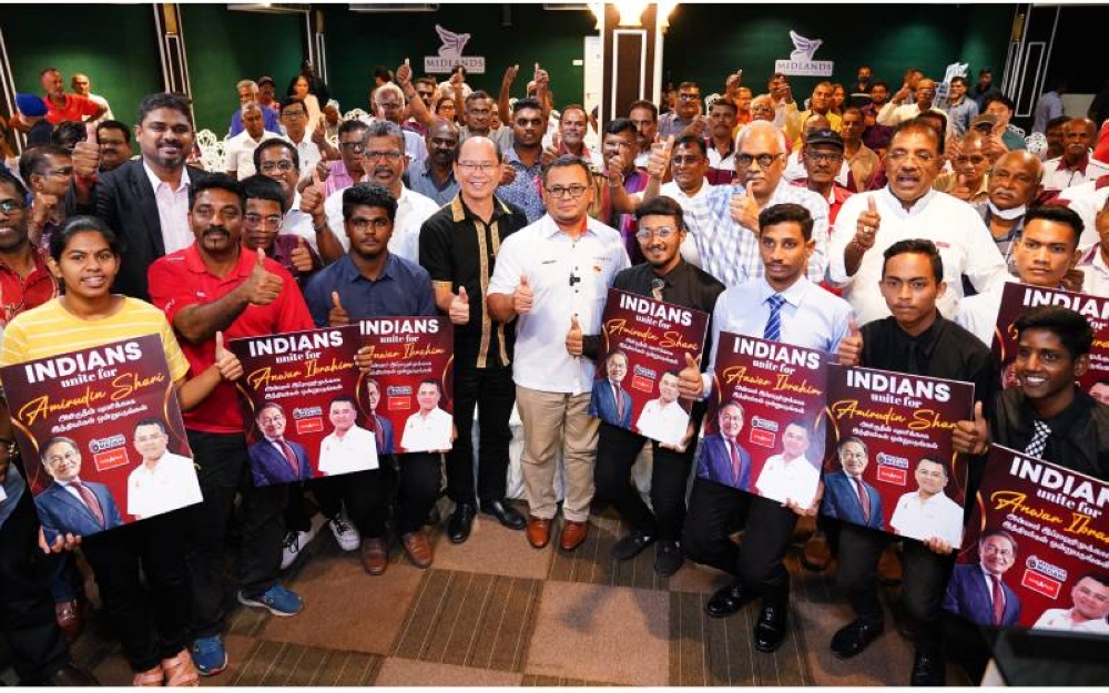 Amirudin (tengah) bergambar bersama tetamu di Perhimpunan Pemimpin India Malaysia di Pusat Konvesyen Midlands pada Jumaat.