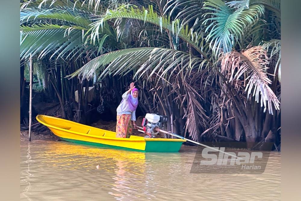Warga emas wanita di pulau yang turut mengemudi bot untuk urusan harian.