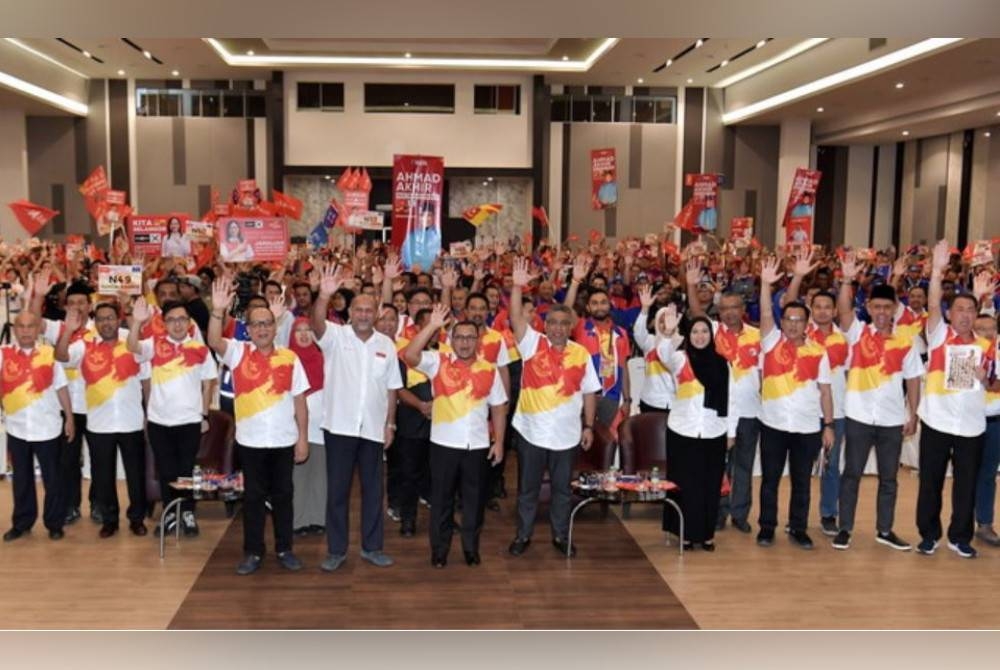 Menteri Besar Selangor, Datuk Seri Amirudin Shari (tengah) semasa Majlis Pelancaran Tawaran Kita Selangor:5 Tekad Untuk 5 Tahun sempena Pilihan Raya Negeri (PRN) di Shah Alam pada 31 Julai lalu.- Foto Bernama