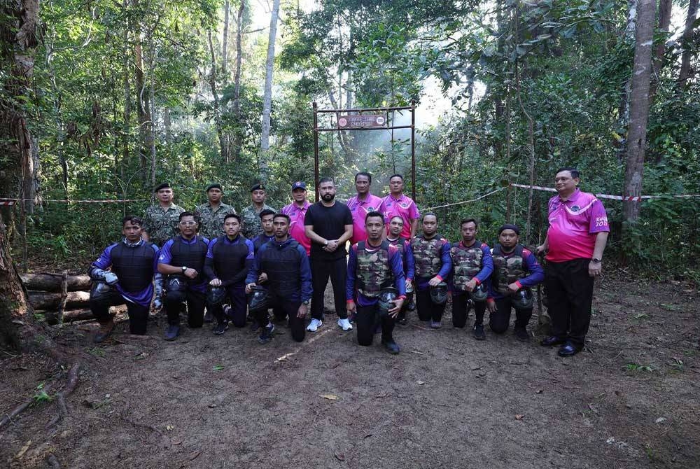 Tunku Ismail berkenan bergambar bersama pemain pasukan paintball daripada Southern Volunteers Simpang Renggam dan Kluang. - Foto Kelab Media Johor