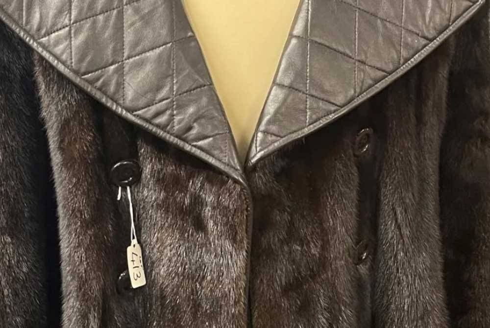 Kot buatan khas yang dipakai Elvis Presley sepanjang tahun terakhir hidupnya telah dijual pada harga lebih £100,000 dalam satu acara lelongan di Britain